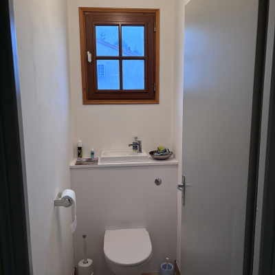 Installation de WC sur bati-support avec lave-mains intégré